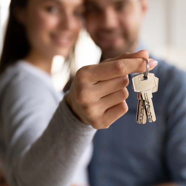 Pareja recibiendo las llaves de su primera vivienda